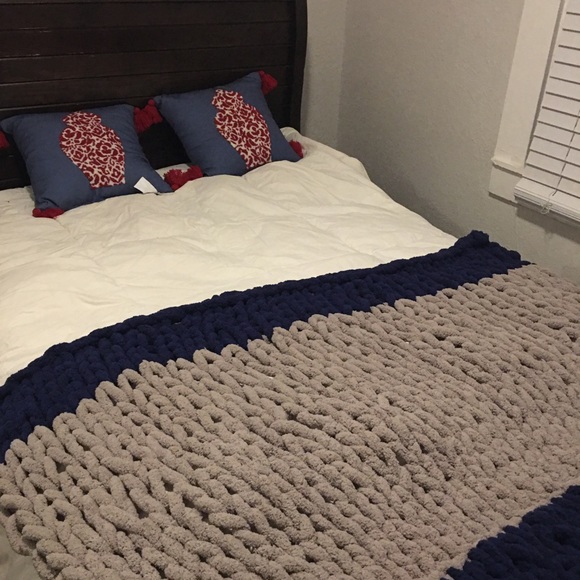 Handmade chunky blanket - Picture 3 of 3